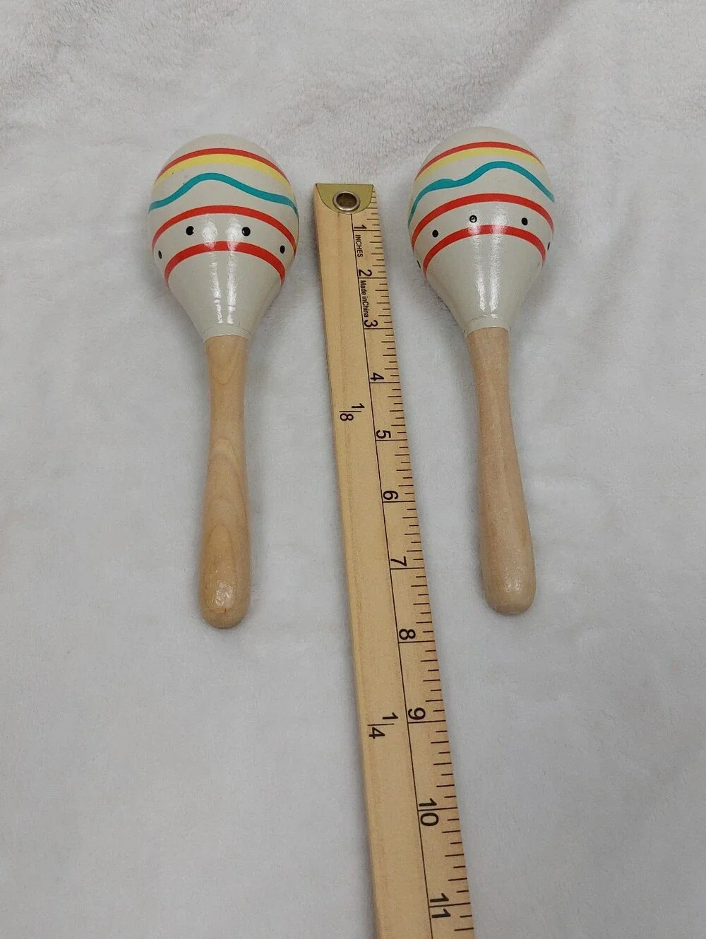 WHITE PAINTED FESTIVE WOODEN PLAY PRETEND MUSICAL INSTRUMENT SHAKER MARACAS (2)